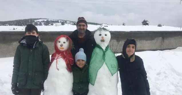 Yozgat’ta kardan gelin ve damat yapıp takı taktılar