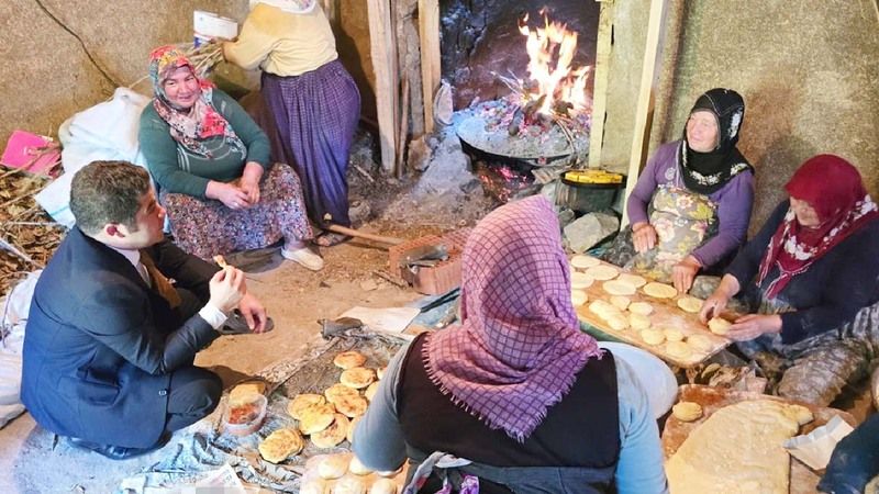 Sarıkaya Kaymakamı Ziyaret Etti! Annelerin Elinden Sıcak Sıcak Çörek Ekmek İkramı!