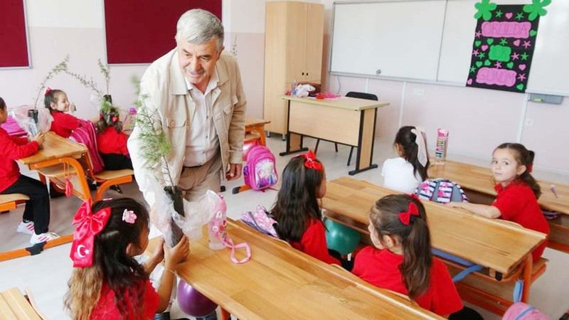 Yozgat’ta Minik Öğrenciler Okula Fidanlarla Merhaba Dedi!
