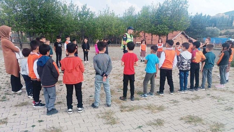 Akdağmadeni'nde Minik Öğrencilere Trafik Eğitimi