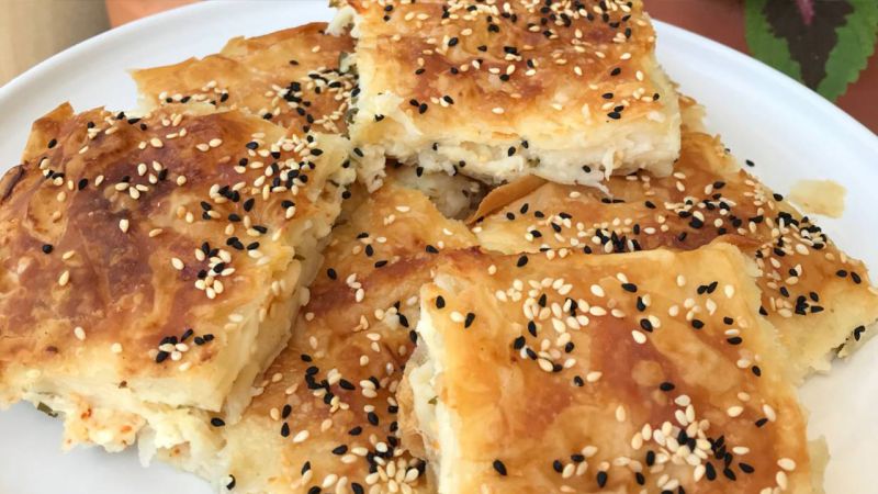 Annelerin vazgeçilmez lezzeti: Tepsi Böreği