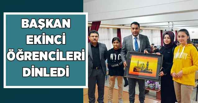 Öğrencileri dinledi