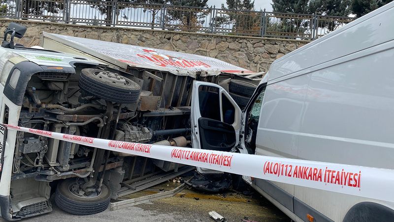 Ticari Araç Yumurta Yüklü Kamyona Çarptı Yumurtalar Yola Saçıldı
