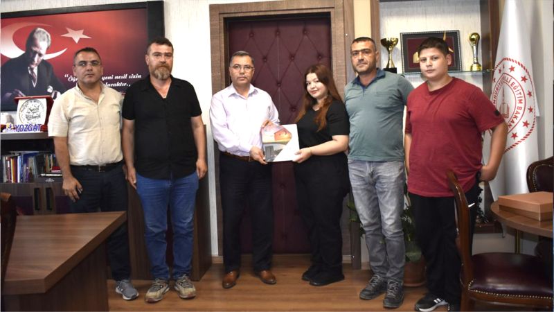 Çanakkale Zaferi Kompozisyon Birincisi Edanur Arısoy'dan Yozgat İl Millî Eğitim Müdürü Altınkaynak’a Ziyaret