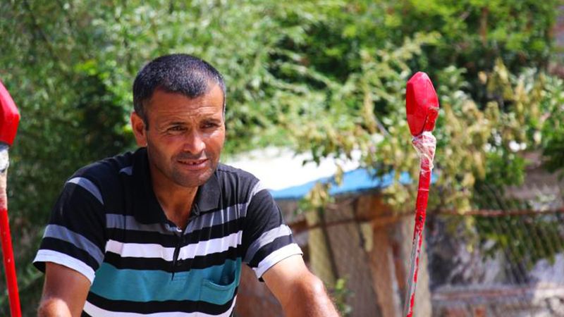Görenler Şaşıracak Zifte Bulanan Yılanı Elleriyle Temizledi!