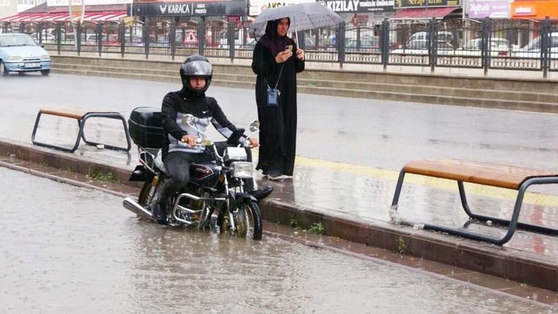 Yozgat’ta Sağanak ve Dolu Felaketi: Yollar Göle Döndü!
