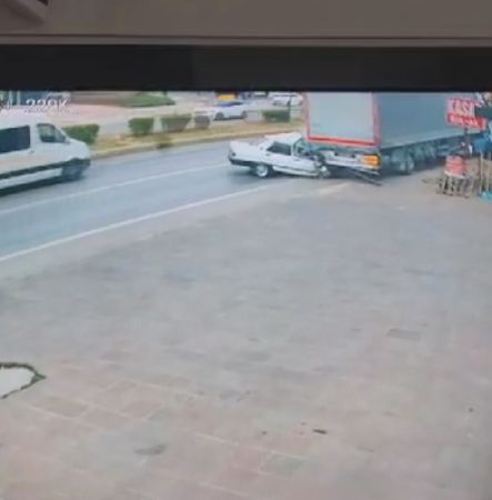Ankara'da Korkunç Kaza: Otomobil Park Halindeki Tıra Çarptı, 1 Ölü, 1 Yaralı