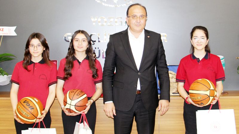 Bakanla söyleşi yaptılar Hediyeyi kaptılar