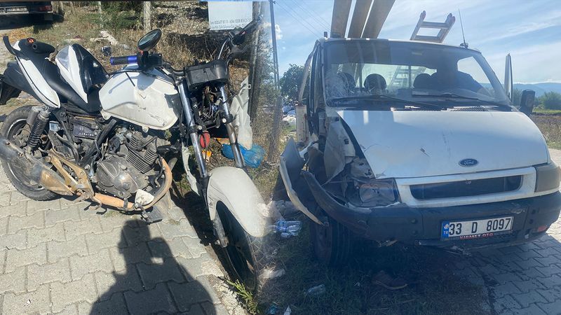 Motosiklet ve Kamyonet Çarpıştı: Anne ve Oğlu Ağır Yaralandı