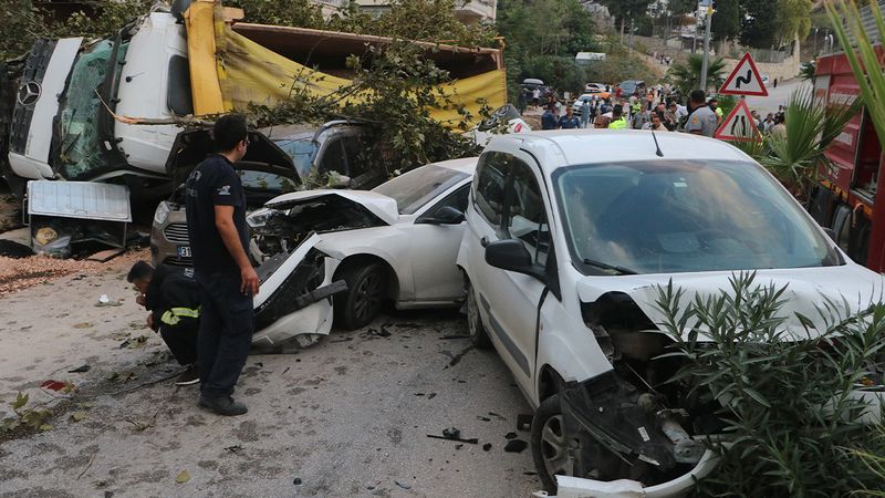 Freni Patlayan Kamyon Tam 9 Aracı Biçti Geçit! Kaza Anı Haberimizde