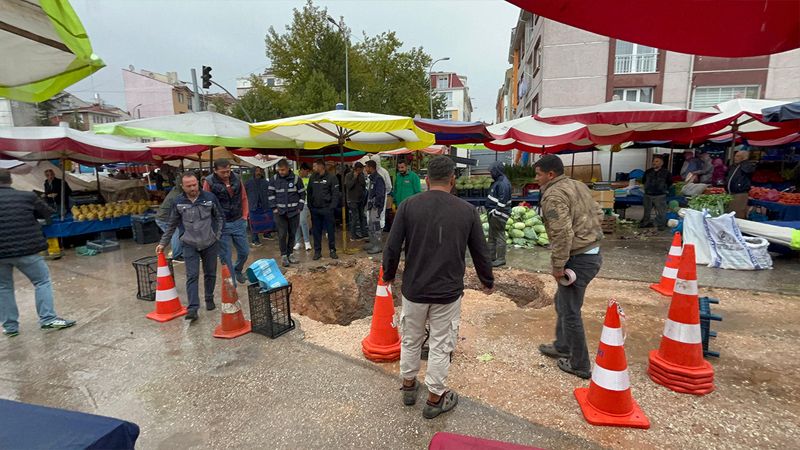 Yozgat'ın Komşusunda Yol Çöktü Devasa Çukur Oluştu!