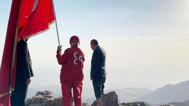 Trabzonlu Bayrak Dede, Cudi Dağı'nda Türk Bayrağını Gururla Dalgalandırdı!