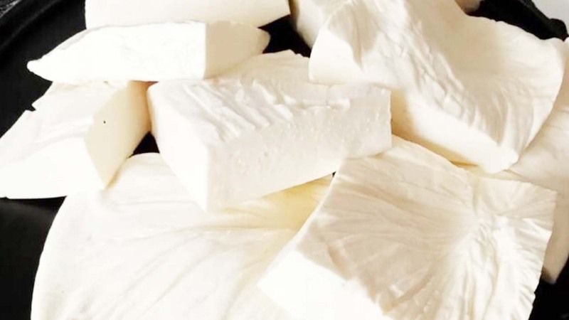 Kahvaltı Sofralarına Lezzet Katacak Kolay Köy Peyniri Tarifi!
