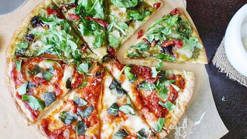 Evde Pizza Yapmanın En Hızlı Yolu: Lavaş Pizza!