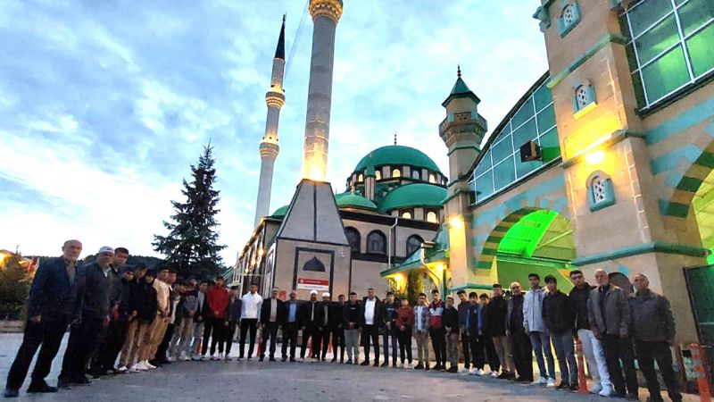 Yozgat Anadolu İmam Hatip Lisesi Öğrencileri Namaz Kıldırdı