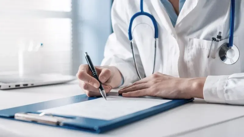 Türkçe'ye Fransızca'dan geçen doktor kelimesinin kökeninin anlamı nedir?