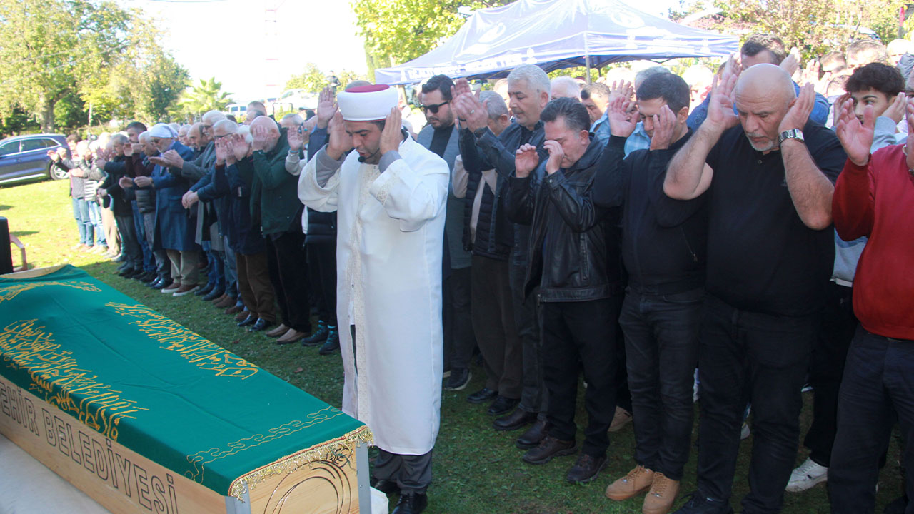 Şarkıcı Gülşen’in Babası Arslan Bayraktar Son Yolculuğuna Uğurlandı