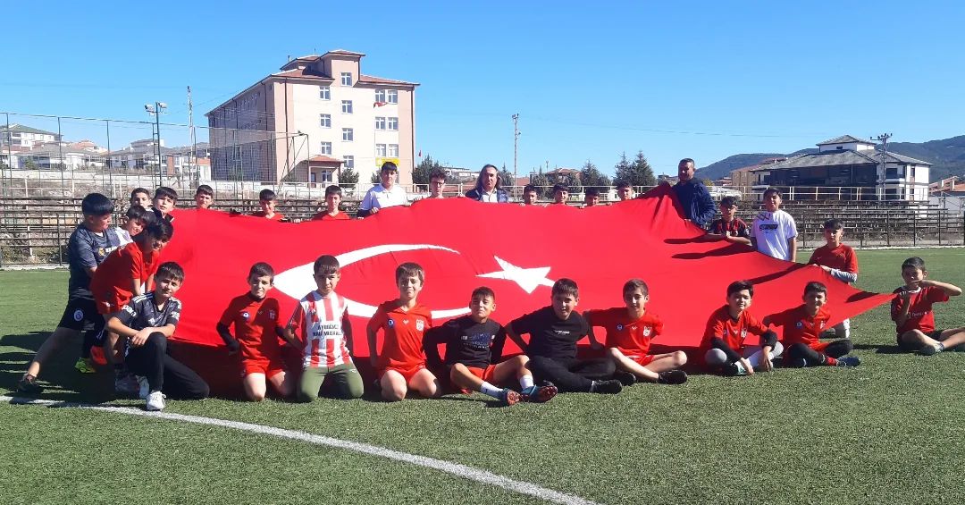 Yozgat Akdağmadeni Gücü’nden Dev Bayrakla Cumhuriyet Coşkusu
