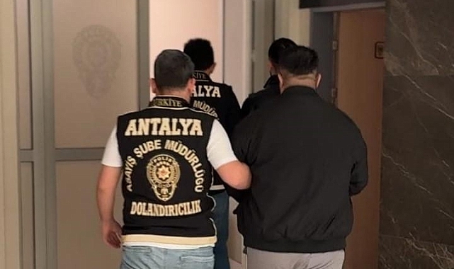 Antalya'da Kendilerini Polis Olarak Tanıtan Dolandırıcılar Suçüstü Yakalandı