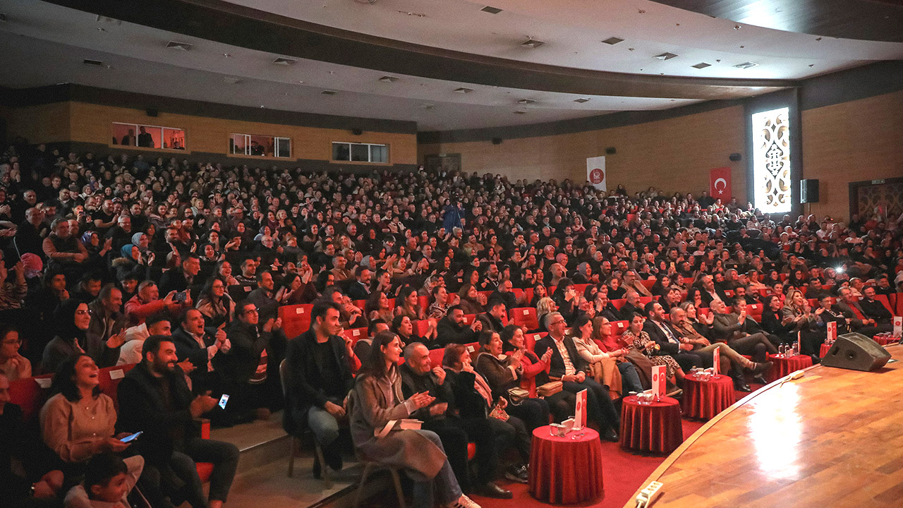 Ortadaki Oyun Keçiören'de Büyük İlgi Gördü