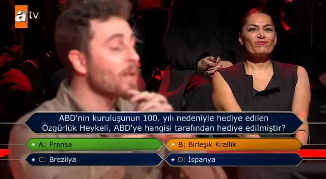 ABD'nin kuruluşunun 100. yılı nedeniyle hediye edilen Özgürlük Heykeli, ABD'ye hangisi tarafından hediye edilmiştir?