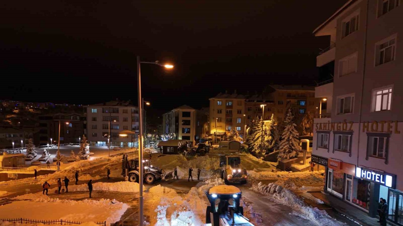 Akdağmadeni’nde yoğun kar mesaisi devam ediyor