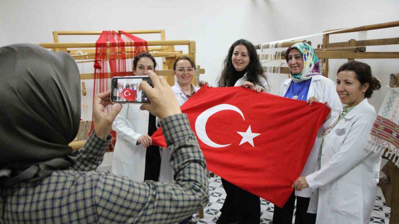 Besmele çekerek başladılar, mekik ve ilmeklerle bayrak dokudular