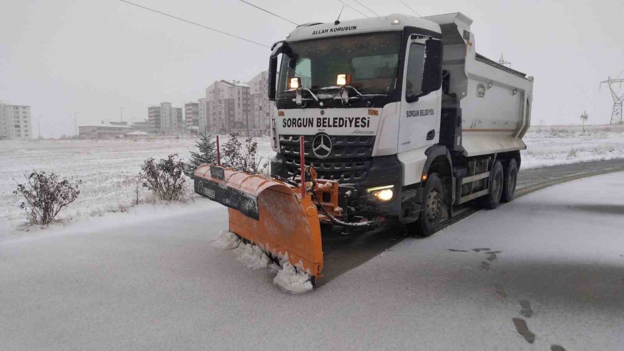 Yozgat’ta yoğun kar yağışı sonrası Sorgun Belediyesi kar temizleme mesaisinde