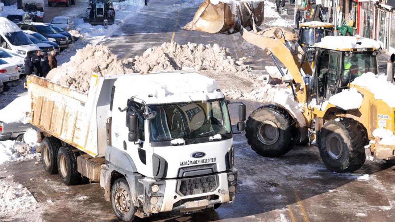 Akdağmadeni'nde Karla Mücadele Sürüyor!