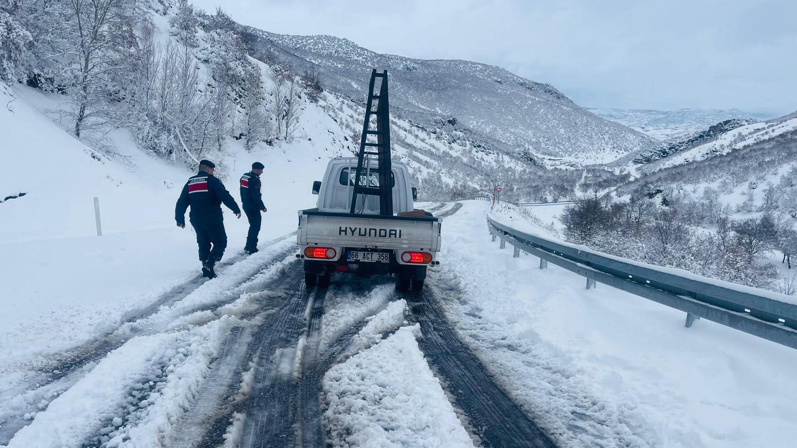 Aydıncık'ta Ekipler Sürücülerin Güvenliği İçin Çalışıyor