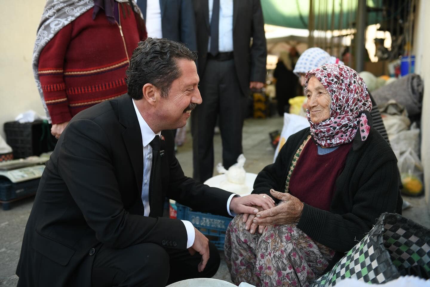 Beypazarı Belediye Başkanı Dr. Özer Kasap, Çarşamba Pazarı Esnafını Dinledi
