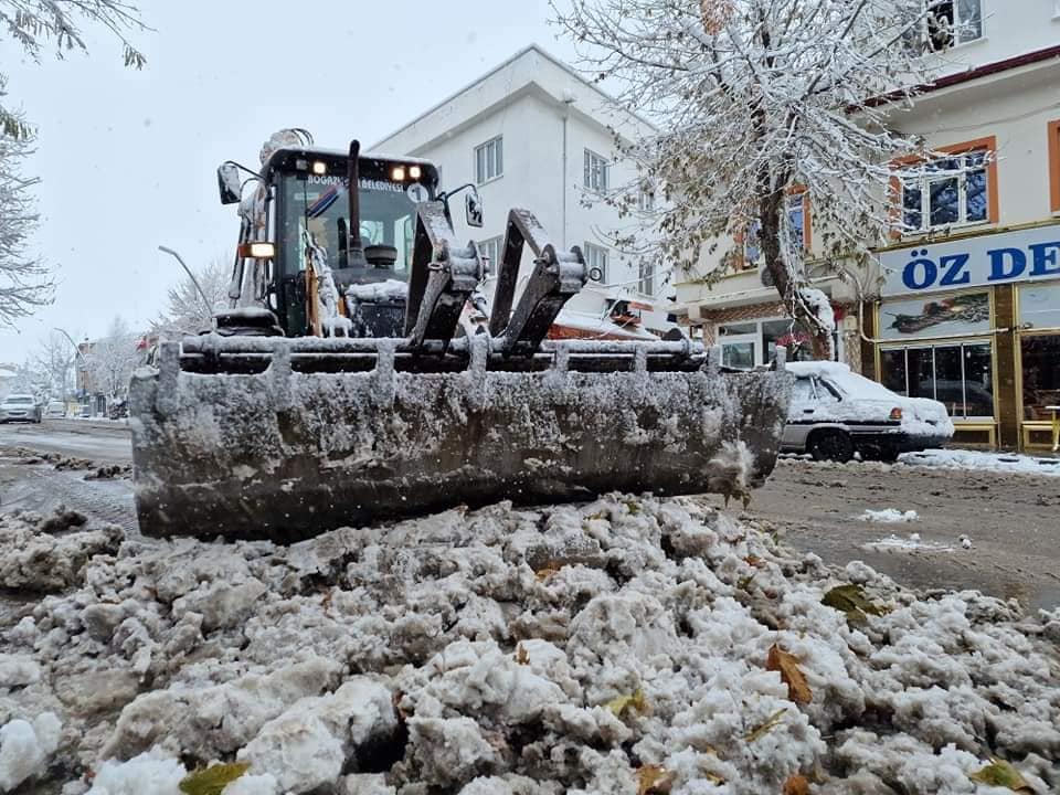 Yozgat'ın Kayseri sınırı karla mücadele ediyor: Boğazlıyan teslim oldu