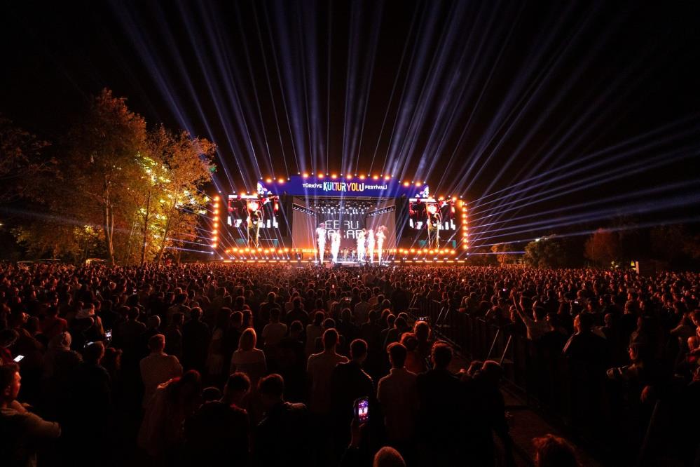 Binlerce Kişi Akın Etti! O Konserde Unutulmaz Anlar Yaşandı!