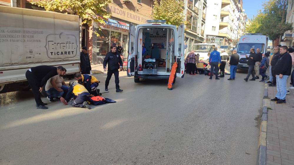 Motosiklet Yayaya Çarptı! 3 Kişi Yaralandı!