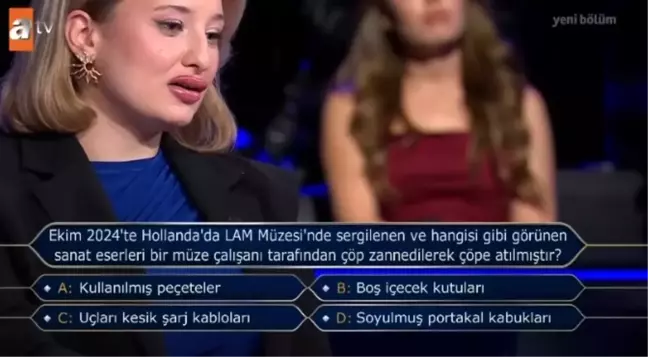 Ekim 2024'te Hollanda'da LAM Müzesi'nde sergilenen ve hangisi gibi görünen sanat eserleri bir müze çalışanı tarafından çöp zannedilerek çöpe atıldı?