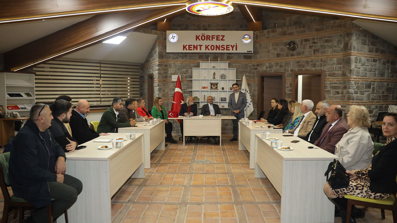 Yozgatlı Mustafa Eranıl'a Körfez kent Konseyi'nden Plaket