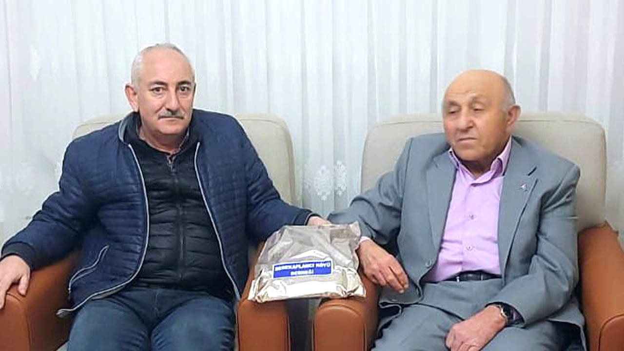 Derekaplancı Köyü Derneğinden Mehmet Öğretmene Vefa