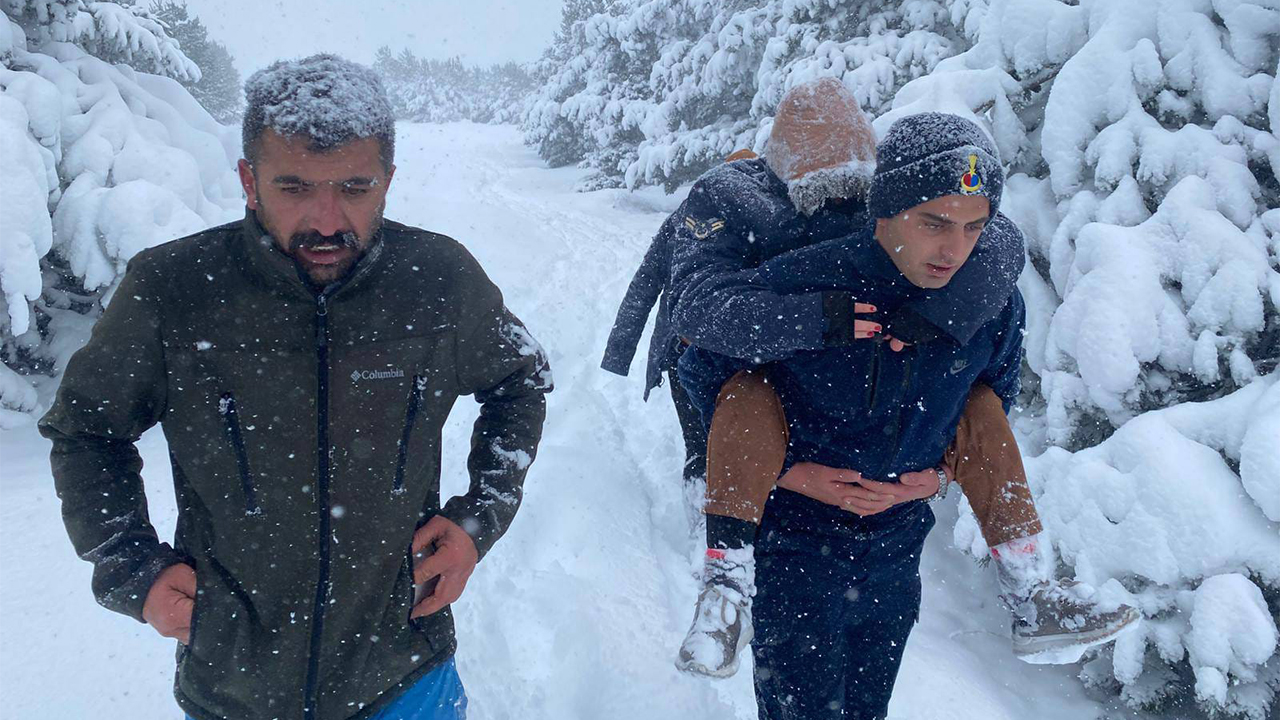 Yozgat'ta kar yağdı, üç kişi mahsur kaldı