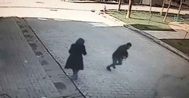 Kadının sokakta bıçakla gasp edilmesi güvenlik kamerasında