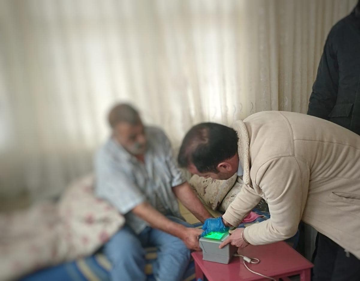 Akdağmadeni Nüfus müdürlüğü yaşlıların kimliklerini evlerinde değiştiriyor