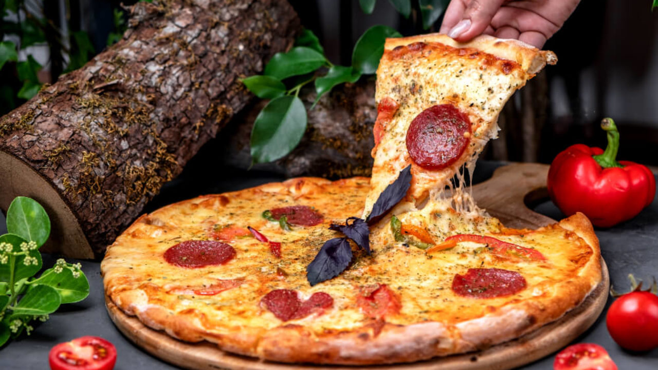 Pizza nasıl yapılır, malzemeleri neler? MasterChef Pizza Tarifi