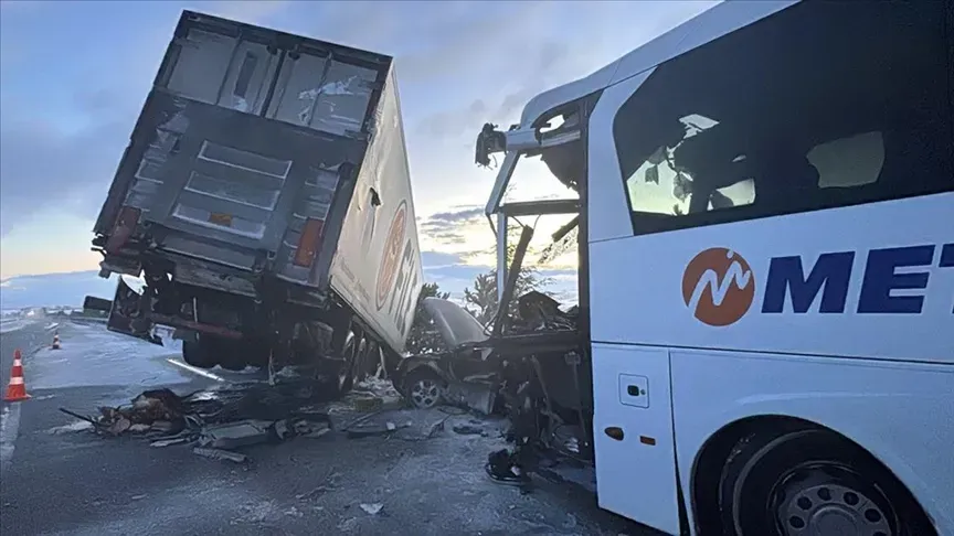 Afyon'dan Ankara'ya Seyahat Eden Otobüs Kazası: 30 Yaralı!