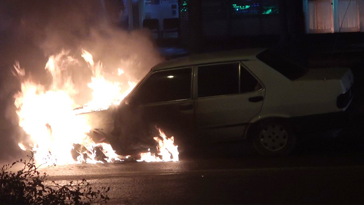 Yozgat'ta otomobil bir anda alev topuna döndü