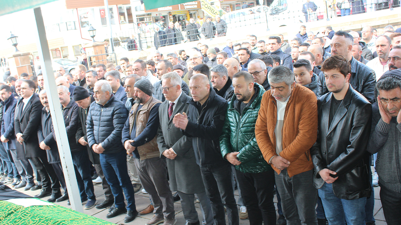İzmir ve Antalya’da Ebru Yaşar Rüzgarı Esti