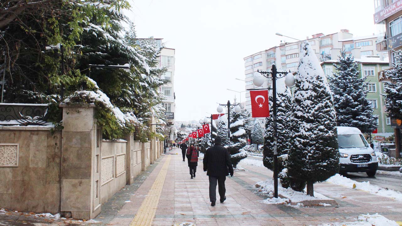 Yozgat’ta kar bu caddeye çok yakıştı!