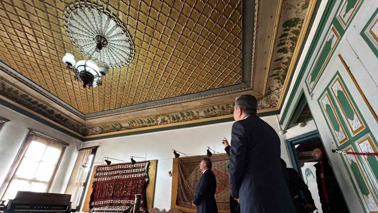 Kazakistan Büyükelçisi Yozgat Müzesi’ndeki tavan işlemelerine hayran kaldı