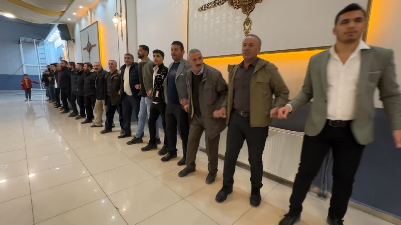 Şoförler halay çekerek günlerini kutladı