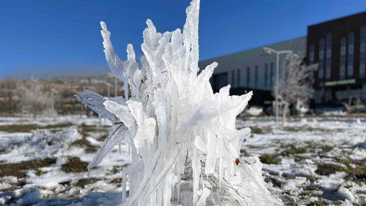 Yozgat’ta soğuk hava buz sarkıklarıyla görsel şölene dönüştü