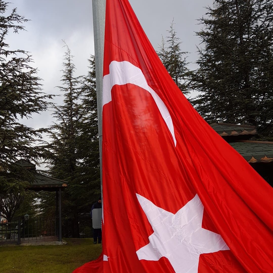 Akyurt’ta Yıpranan Dev Bayrak Yenilendi