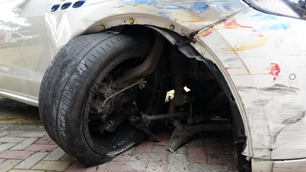 Park Halindeki Araçlara Çarptı: Tekerlek Yerinden Çıktı!